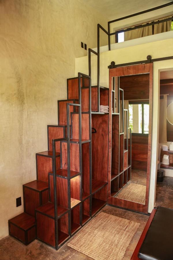 Hotel Makaabá Eco-Boutique Bacalar Esterno foto Stairs in a tiny home